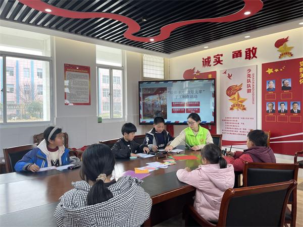 汊涧镇社工站开展“绘彩卡片 致敬先辈”手工制作活动