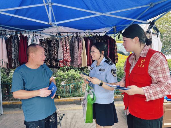 汊涧镇：普法宣传进集市  权益守护在身边