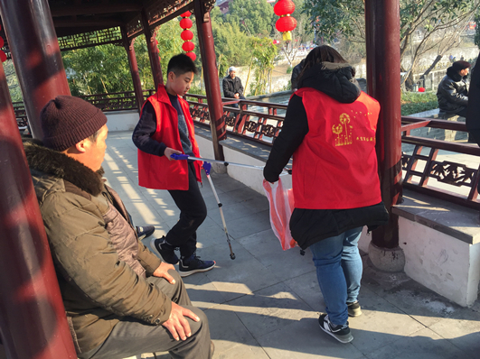 天长街道天宝蒲公英志愿服务活动:捡烟头捡起