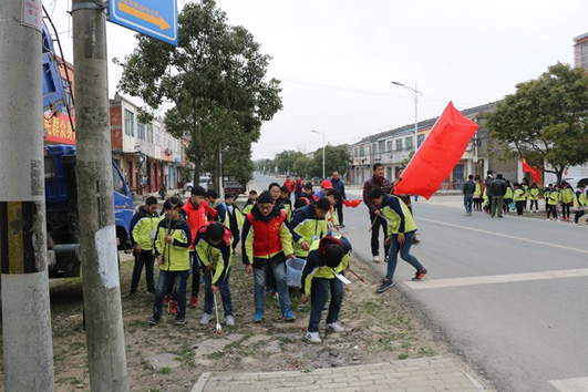 新街镇开展捡烟头、捡垃圾志愿服务活动-天