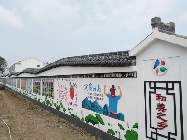 仁和集镇仁爱文化墙扮靓新农村