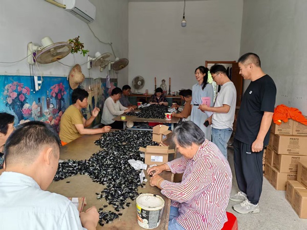 天长市残联工作人员到坝田社区残疾人工作站调研