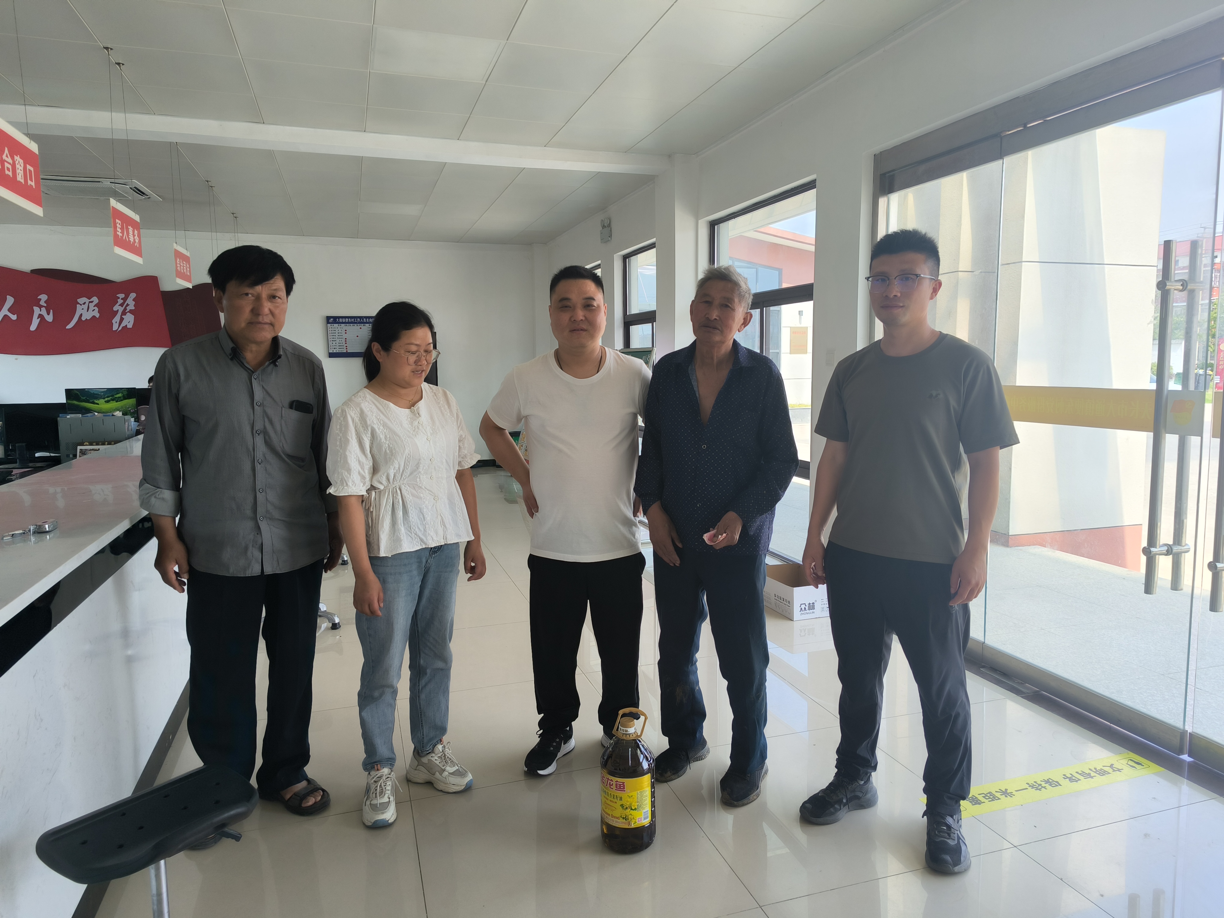 爱心企业显担当 暖心慰问困难群众