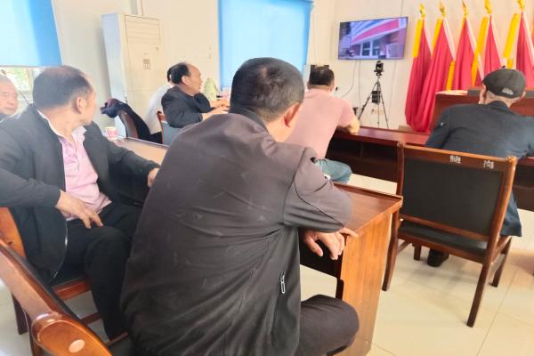 金集镇鲍岗村：组织观看《无悔的奔赴-寻访“红色传家宝”》
