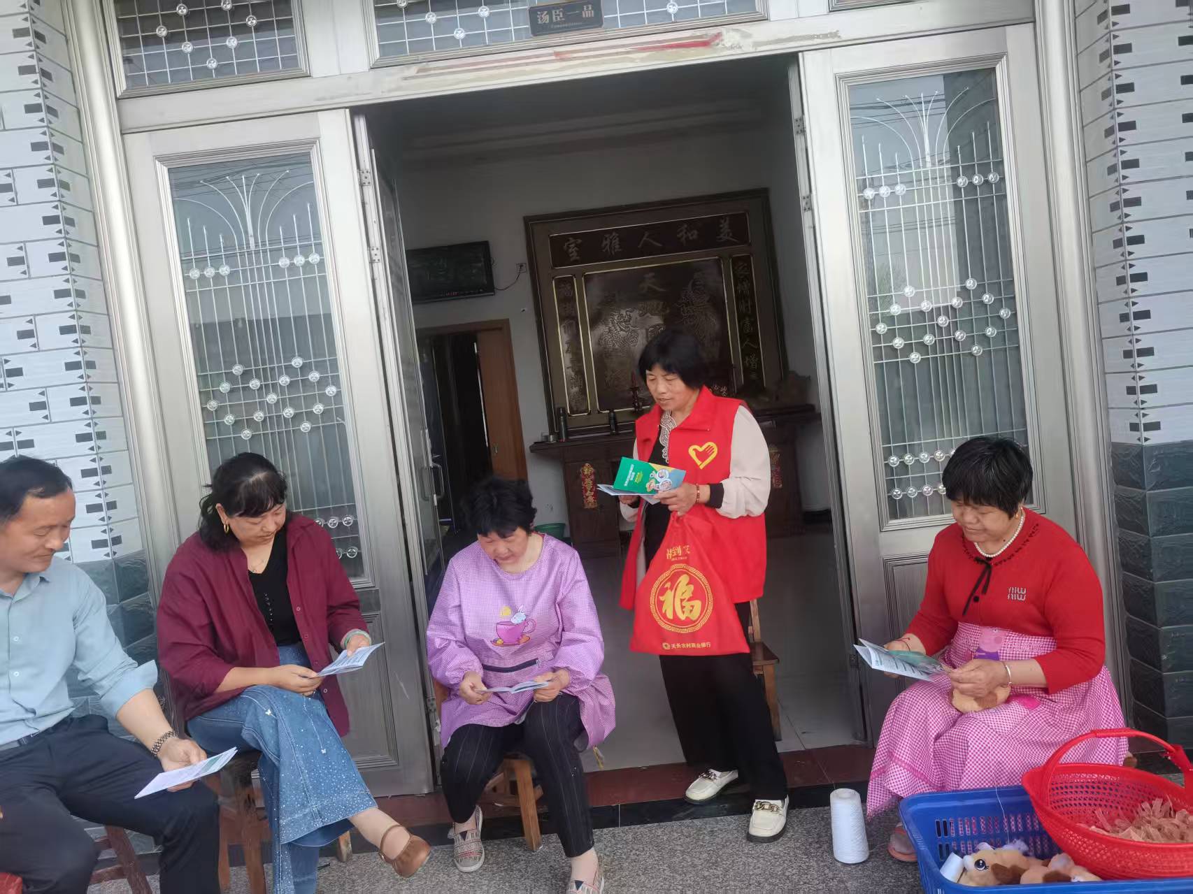 仓房村：开展蜱虫防治入户宣传活动