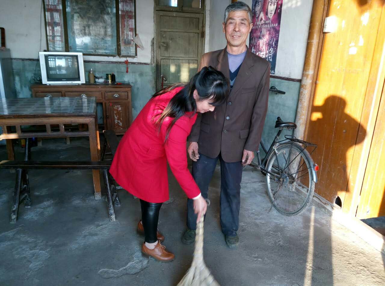 联盟村妇女主任张传香走访失独家庭龚永元家,帮老人扫地上,打扫卫生.