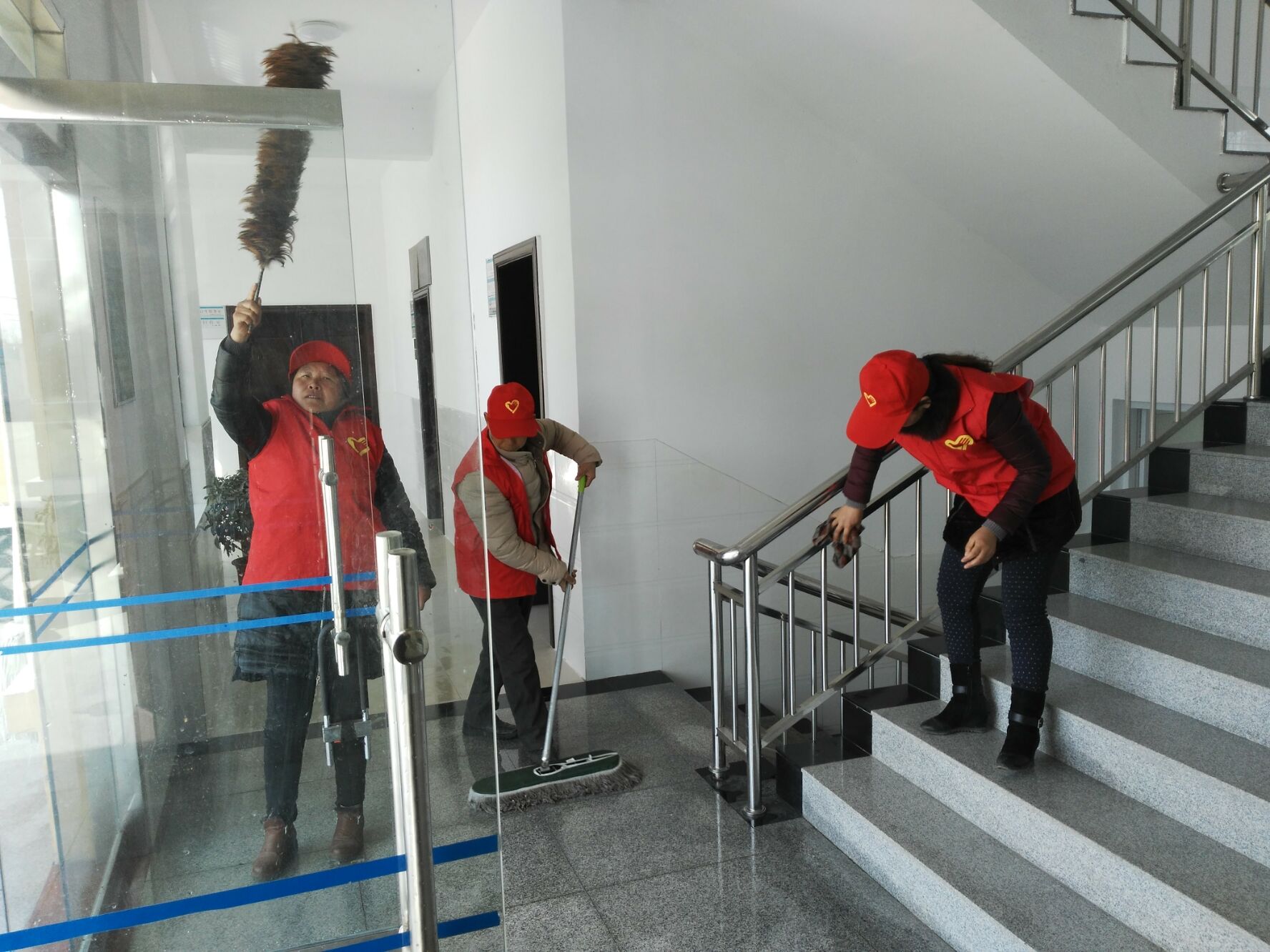 志愿者利用休息时间为村部打扫卫生