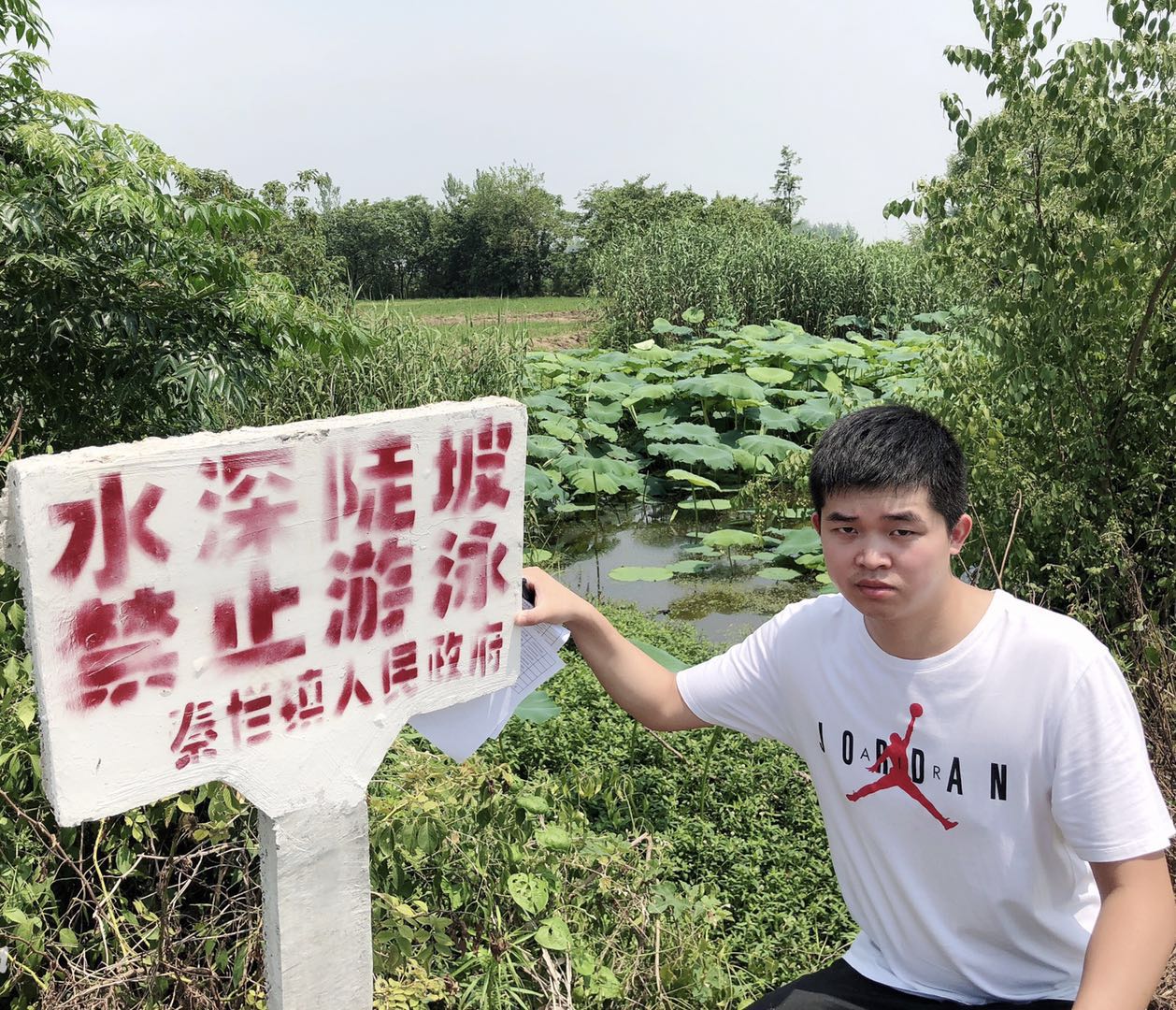 牧马湖村为防溺水到每个池塘边安装加固防溺水警示牌