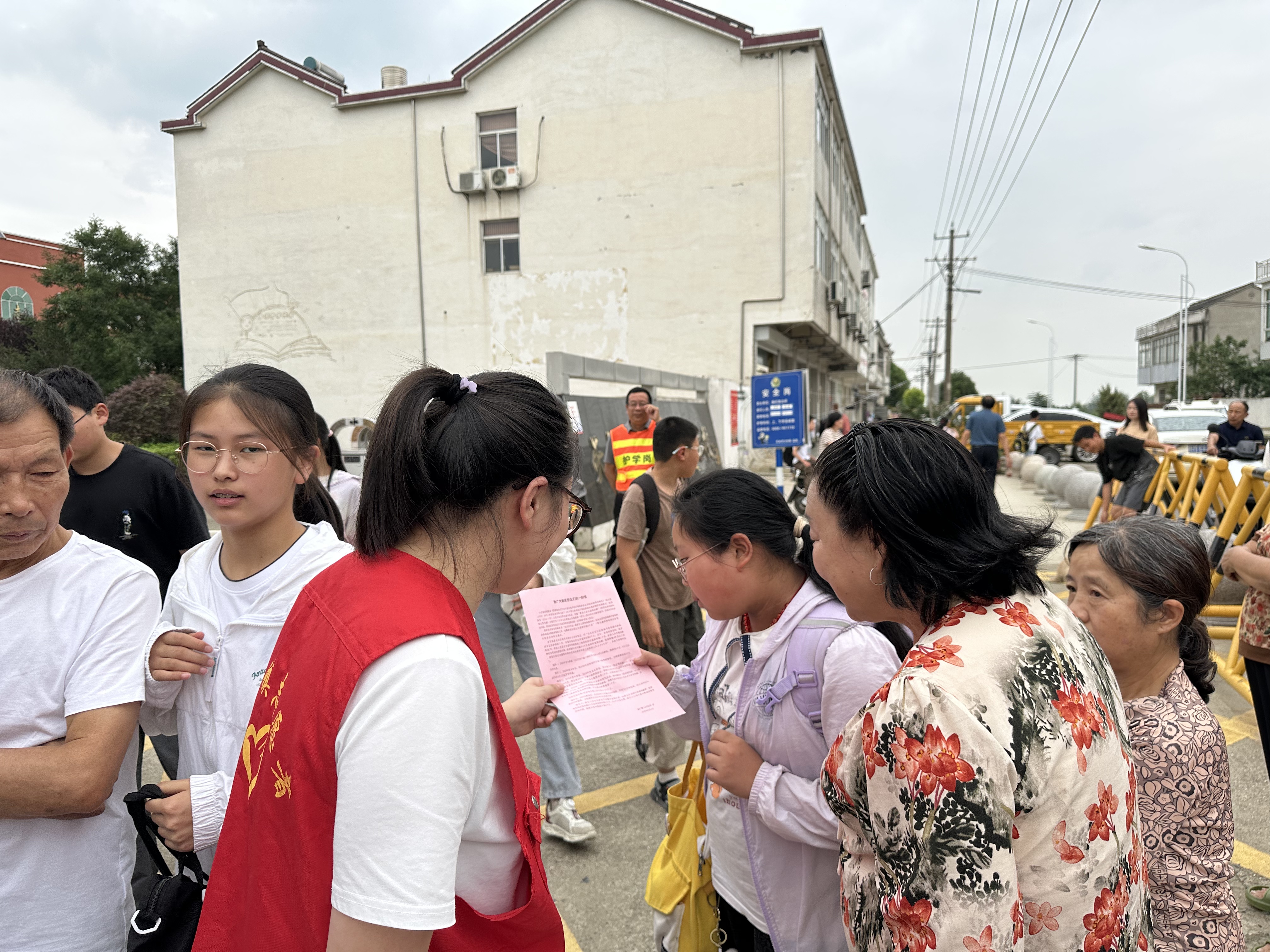 秦栏镇团委：青春力量助光盘 校门行动倡节约