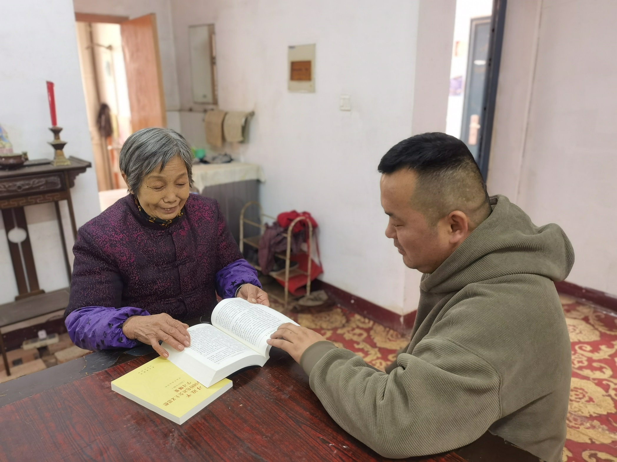 千秋街道西湖社区:送学上门 关爱老党员教育“不缺课”