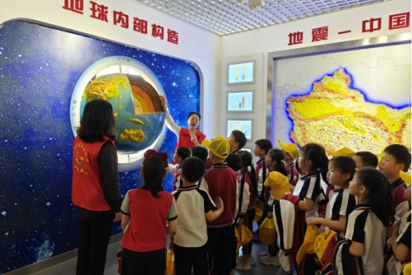 千秋街道园林社区：萌娃探秘地震科学 共筑安全防线