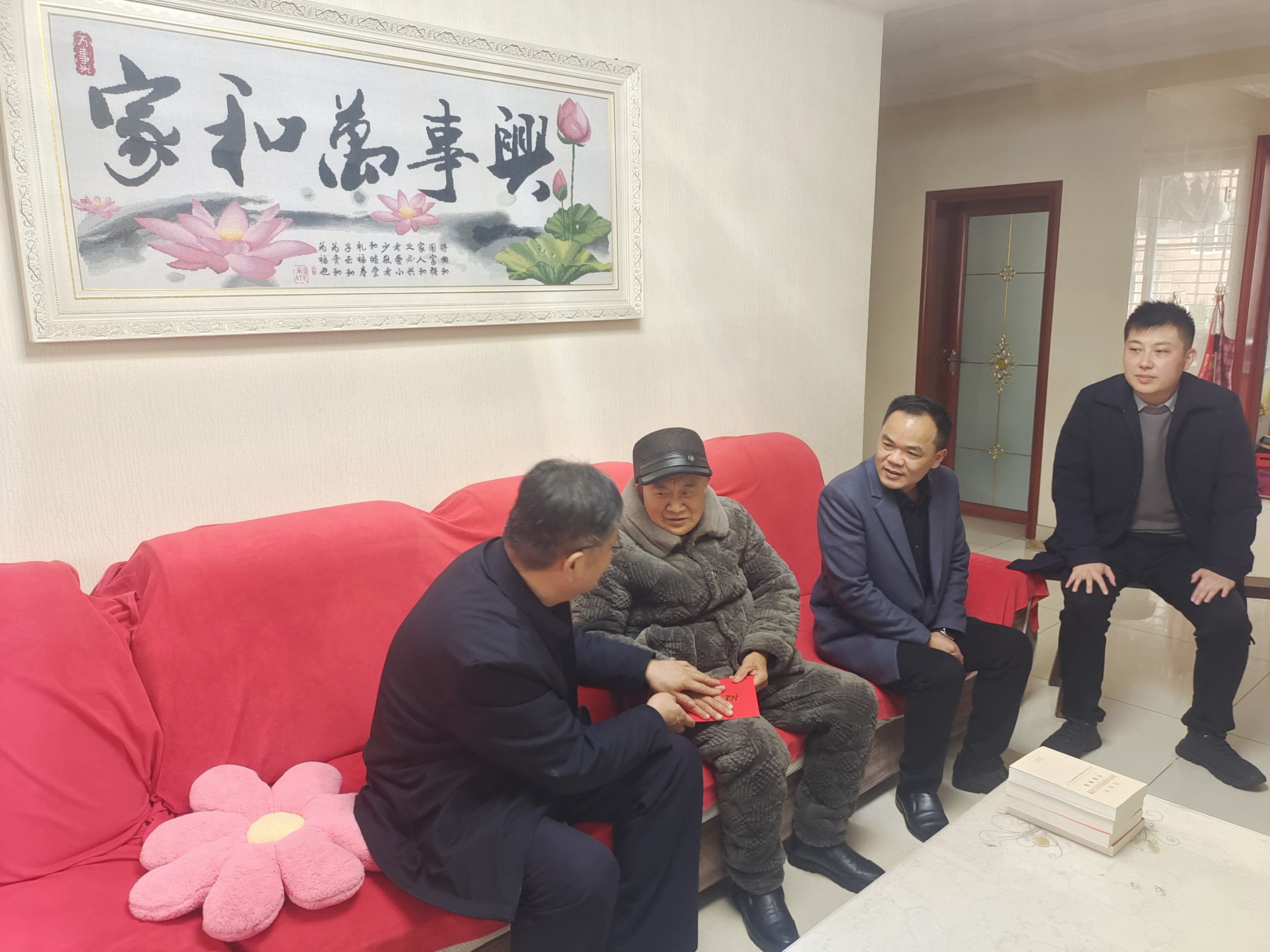 石梁镇石龙村：市镇领导春节前走访慰问老党员