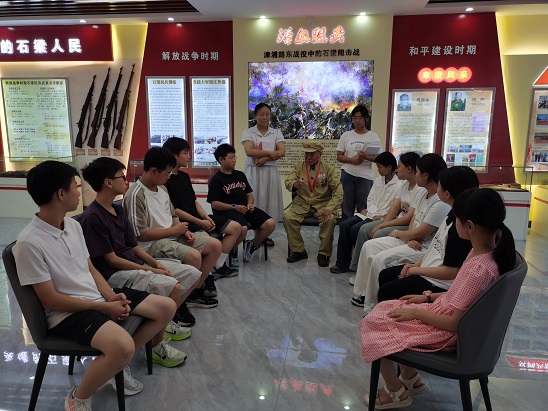 石梁镇：抗战老兵讲红色故事 暑期活动助力青少年成长
