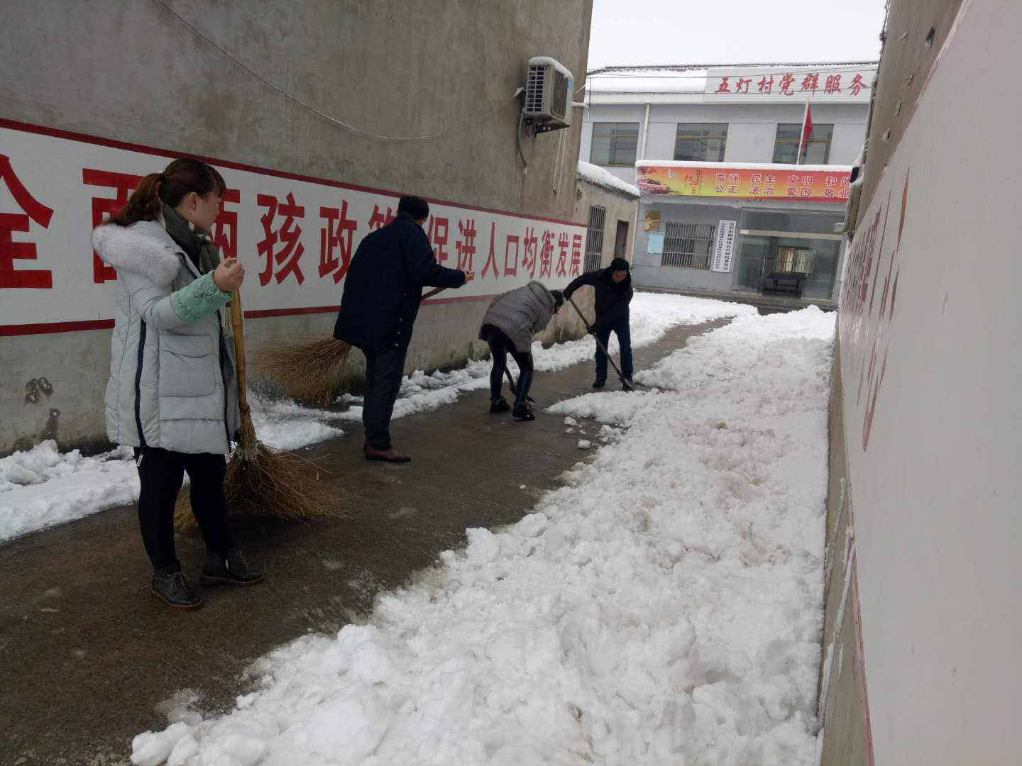 开展志愿者铲雪活动