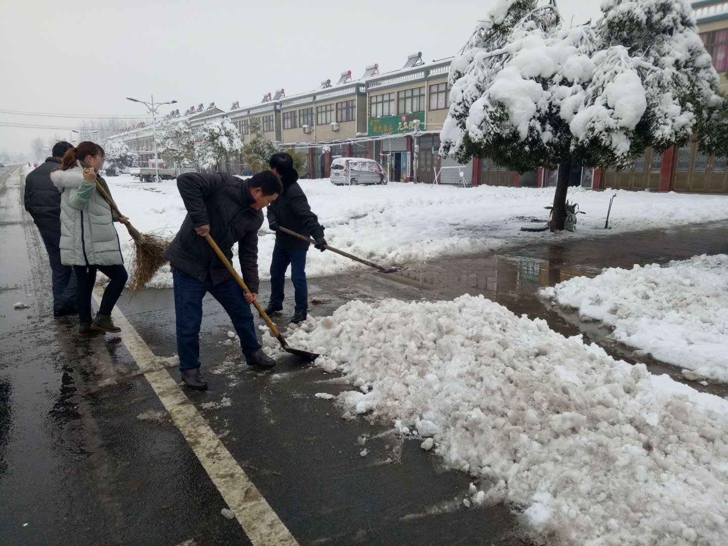 开展志愿者铲雪活动