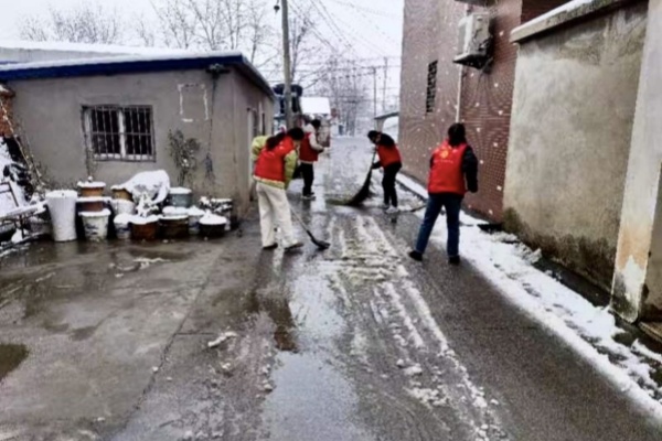 广陵街道曙光社区：党员干部齐出力，扫雪除冰保安全