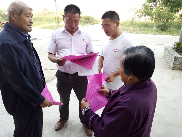 石庙村村干部入户宣传养老保险政策