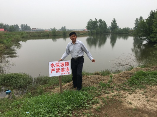 沂湖村张贴防溺水警示标语