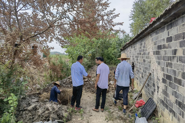 图1.光华村村民钟先生家改厕工程施工中