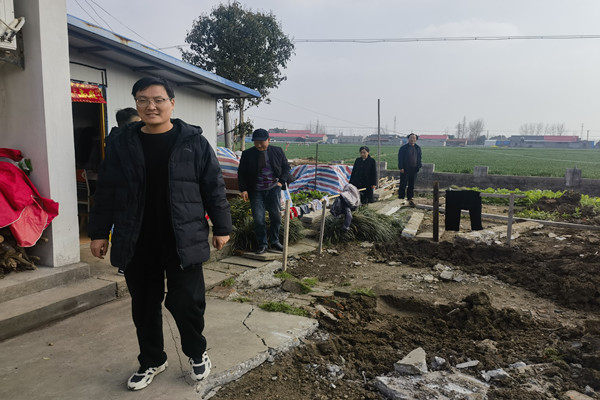 杨村镇小关社区：镇领导到小关社区对居民建房开展放线工作