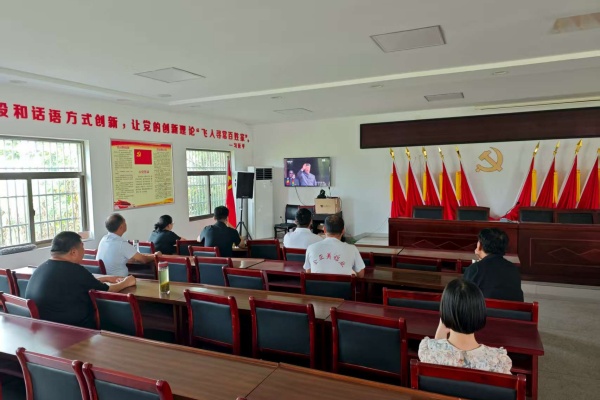 杨村镇沂湖村：集中观看纪念中国人民抗日战争暨世界反法西斯战争胜利80周年大会