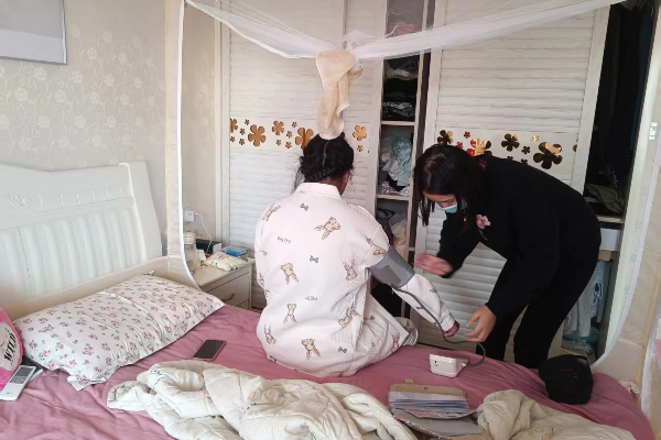 小关社区产后随访送关怀