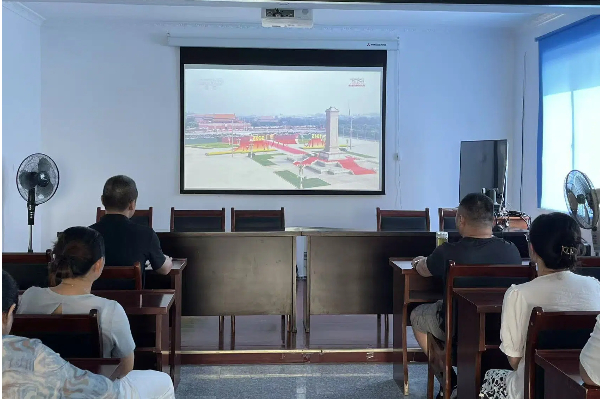 小关社区组织工作人员观看纪念抗战胜利80周年阅兵仪式