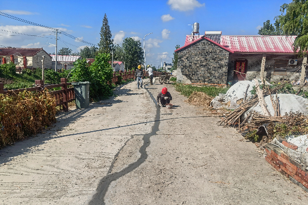小关社区积极维修小关河道旁路面