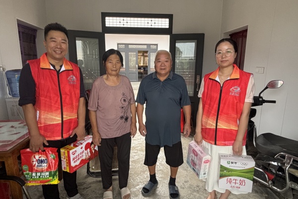 民生社区开展“情暖金秋送关怀”慰问活动