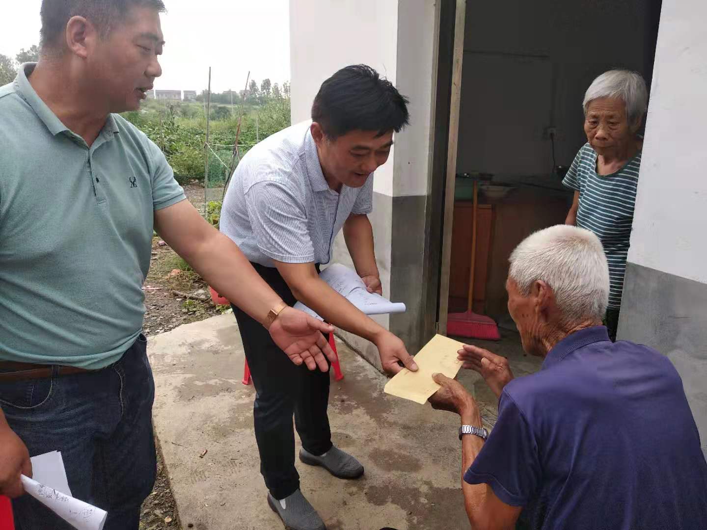 冶山镇党委书记李军走访慰问关塘社区困难党员