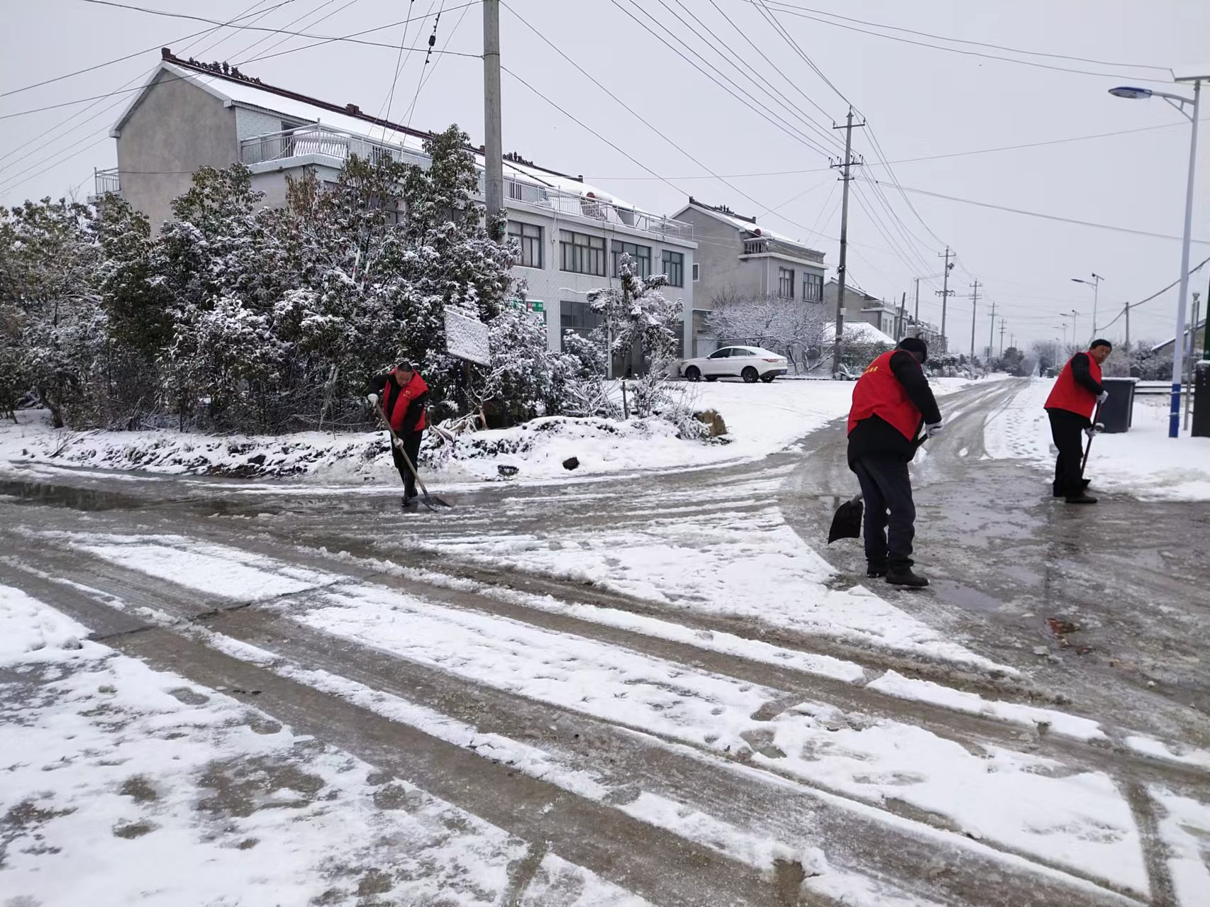 鲍桥村安排人员清除道路积雪