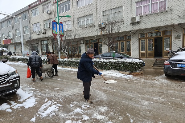 向阳社区组织工作人员道路清雪