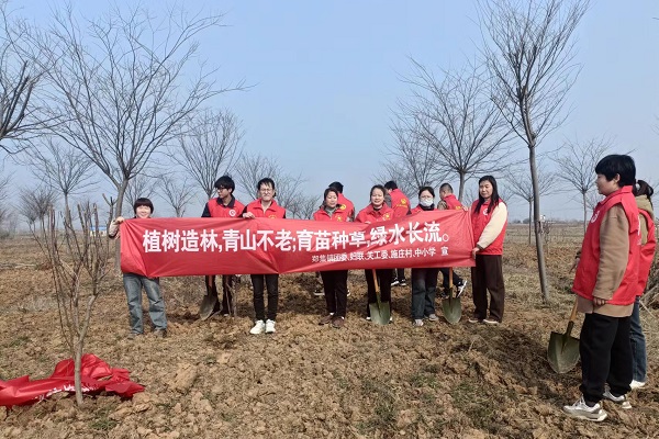 施庄村开展植树节活动