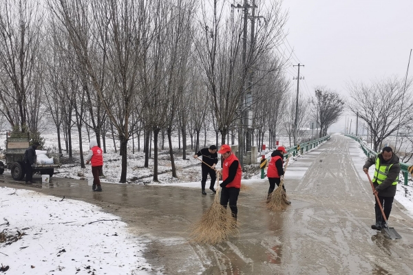 长安村开展清除冰雪工作保障群众安全出行