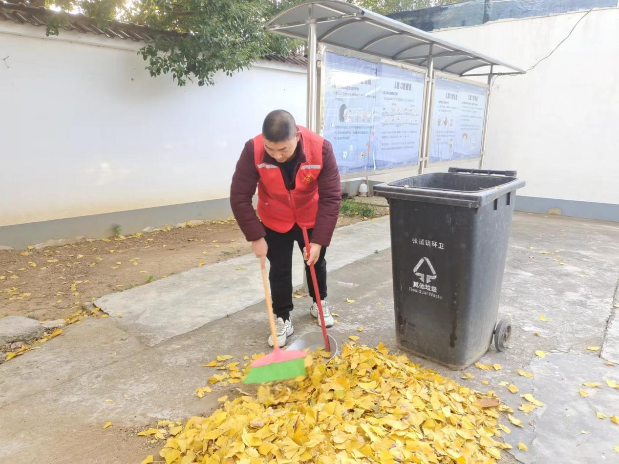 尚武村组织开展清扫落叶志愿服务活动
