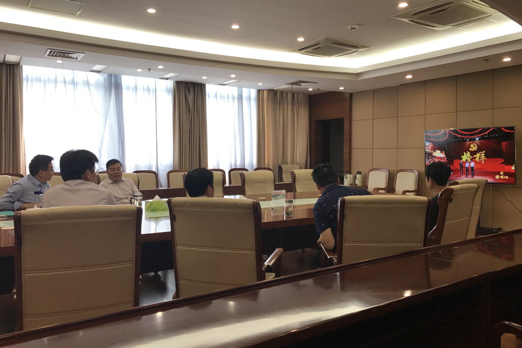 天长先锋网-天长市委办公室组织党员干部观看