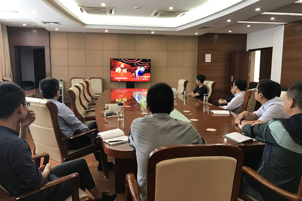 天长先锋网-天长市委办公室组织党员干部观看