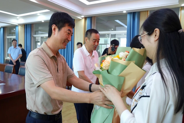 贺家平、阚绪瑞带队开展教师节走访慰问活动