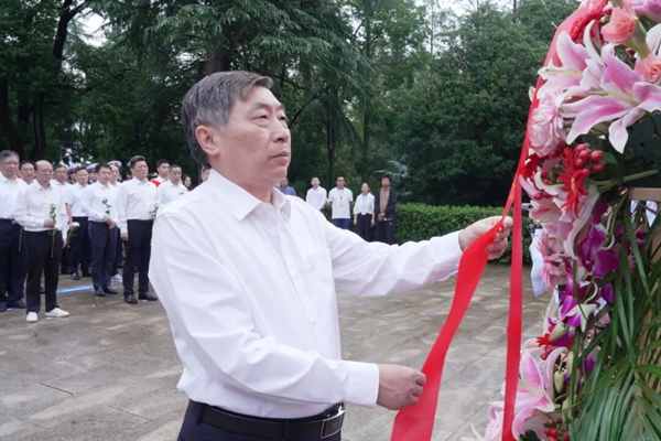 缅怀革命先烈　传承烈士精神——我市举行烈士纪念日向烈士敬献花篮活动