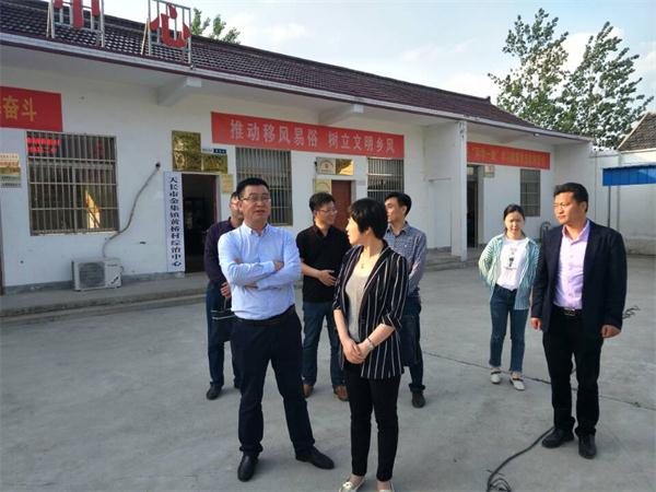 我村总支书记张华年同志向领导们介绍了我村的基本情况及"大走访,大