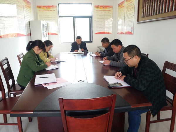 长山村召开村两委班子会议