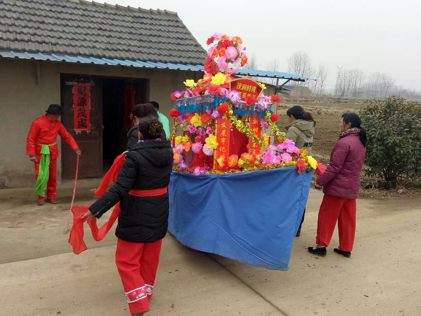 摇花船唱小调 走村串户贺新年