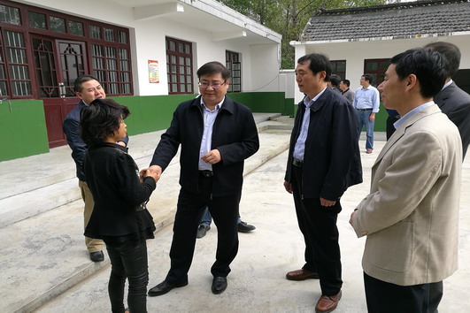 市长朱大纲到仁和集镇参加全国扶贫日活动