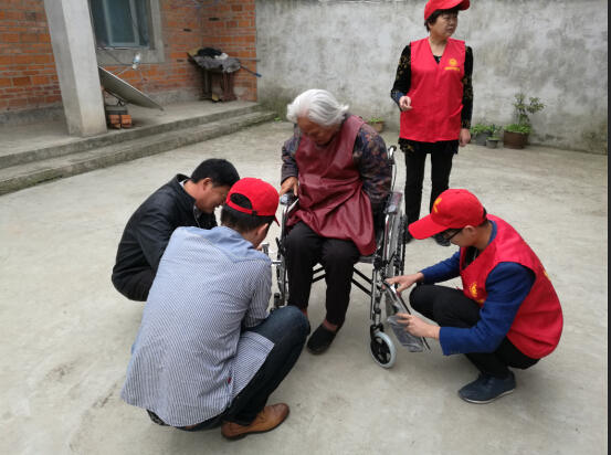 天长街道曙光社区关爱重度残疾人爱心轮椅送上门