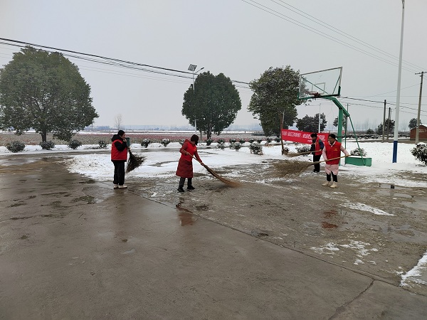 大通镇齐庙村“扫雪除冰助畅通，为民服务情意暖”志愿者活动