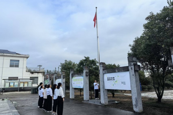 便西村开展“庆国庆 升国旗”活动