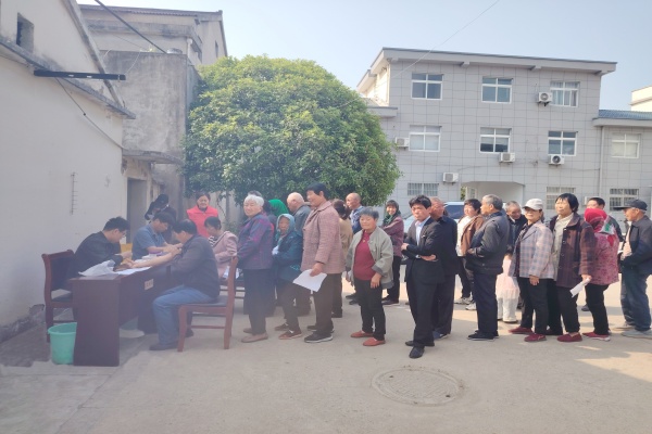党员暖心护航 助力老年人免费健康体检
