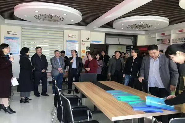 滁州市文广新局一行到仁和集镇芦龙社区农家书屋参观交流