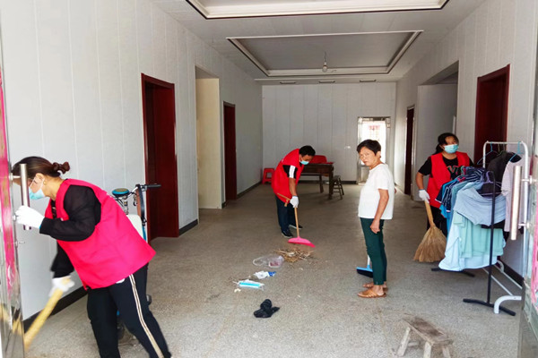 雷庄村开展“情系低保户 清洁打扫暖人心”志愿服务活动