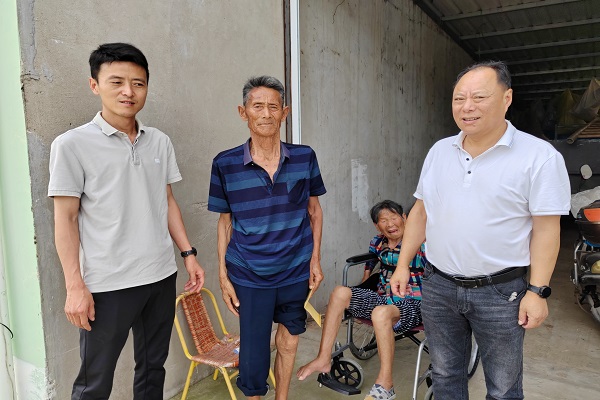南尖回民村开展“七一”走访慰问老党员、生活困难党员活动
